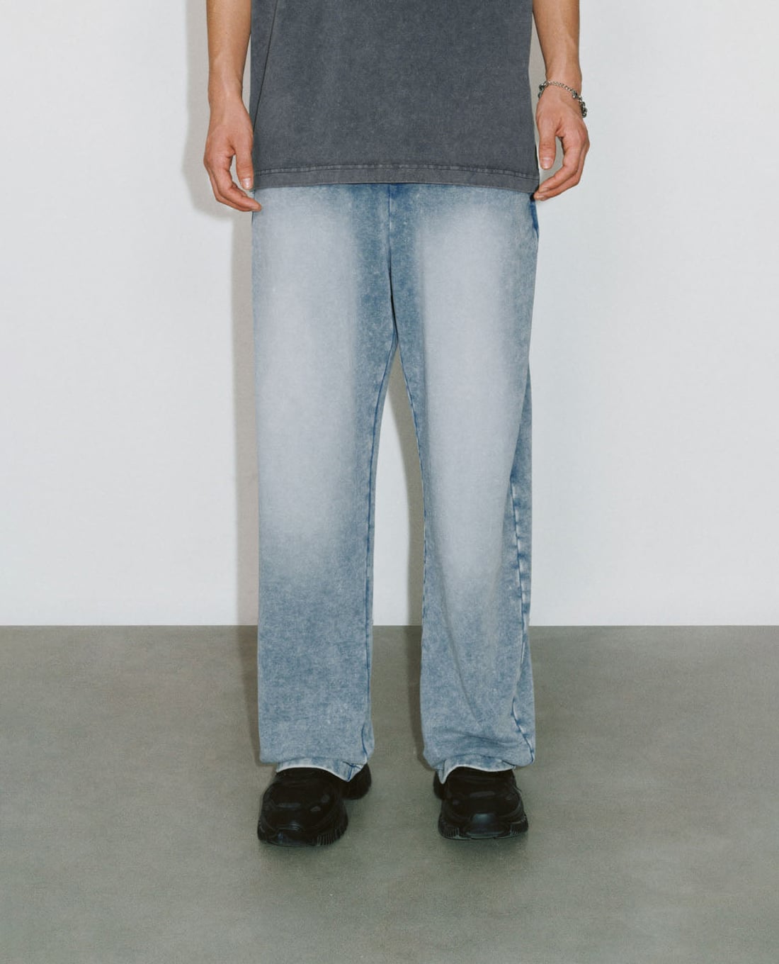 URBAN REVIVO - Quần jeans nam ống rộng lưng thun hiện đại