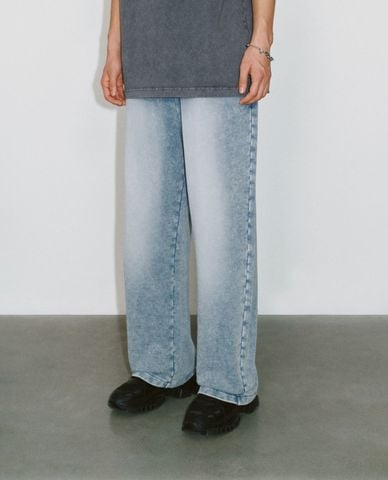  URBAN REVIVO - Quần jeans nam ống rộng lưng thun hiện đại 