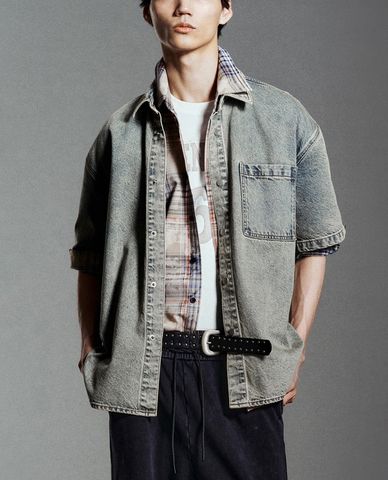  URBAN REVIVO - Áo sơ mi denim nam tay ngắn hiện đại 