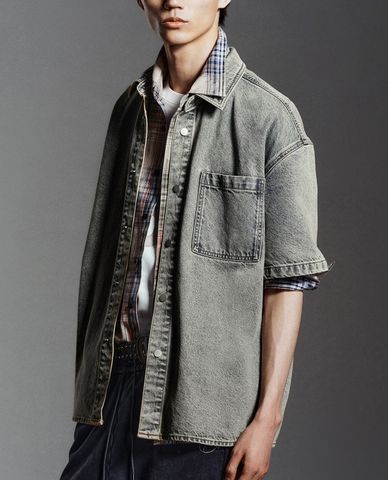  URBAN REVIVO - Áo sơ mi denim nam tay ngắn hiện đại 