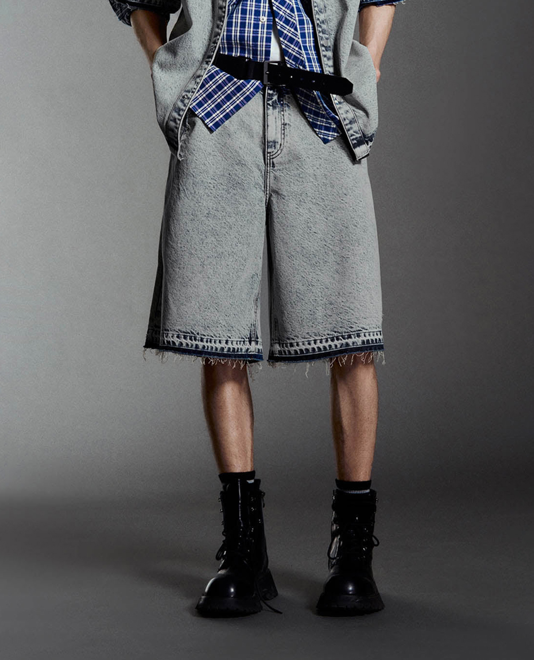 URBAN REVIVO - Quần short jeans nam ngang gối hiện đại