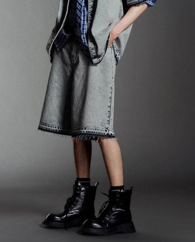  URBAN REVIVO - Quần short jeans nam ngang gối hiện đại 