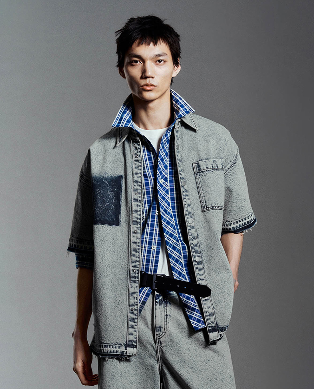 URBAN REVIVO - Áo sơ mi denim nam tay ngắn thời trang