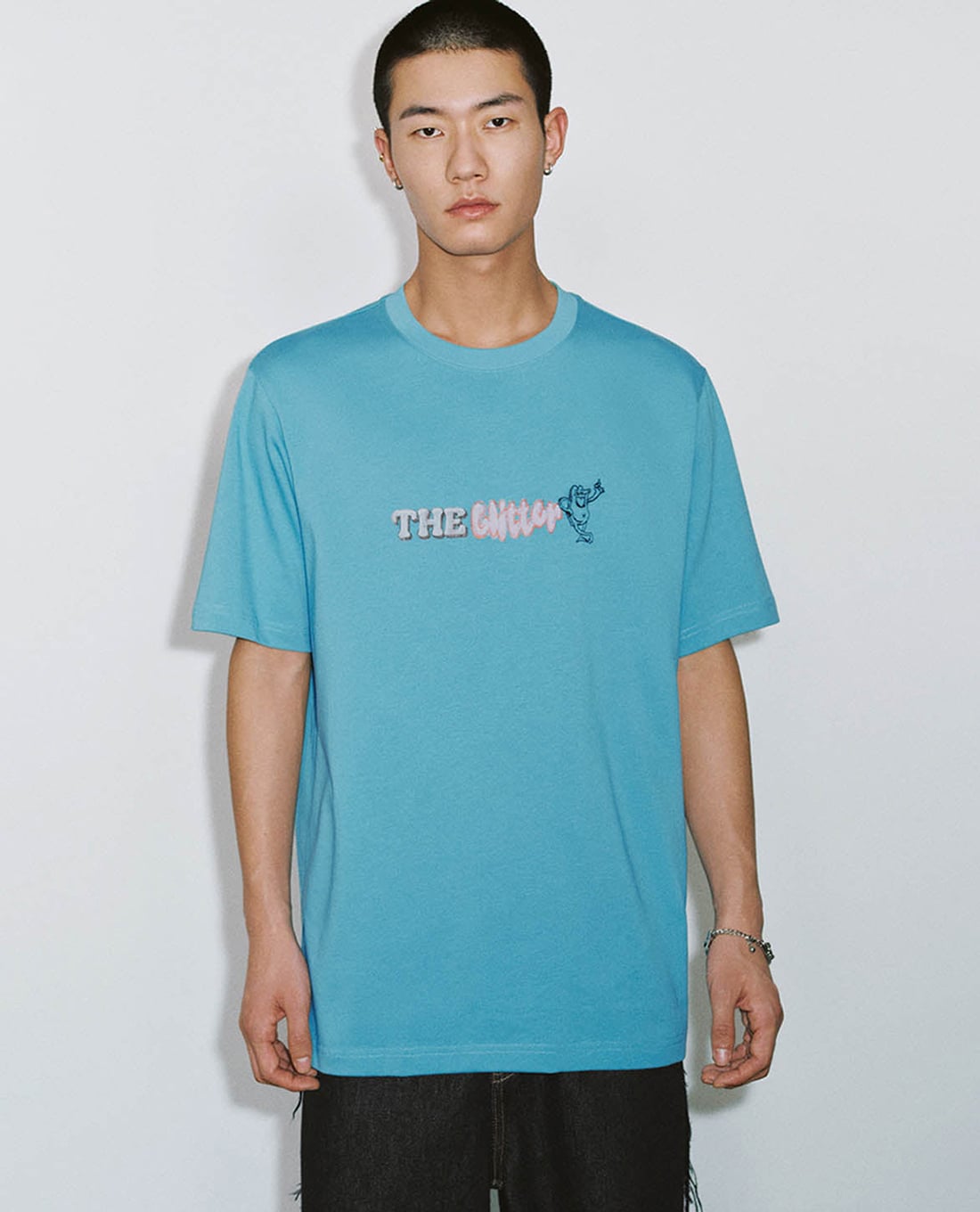 URBAN REVIVO - Áo thun nam cổ tròn tay ngắn in chữ