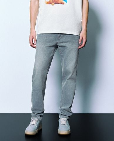  URBAN REVIVO - Quần jeans nam ống đứng wash bạc năng động 