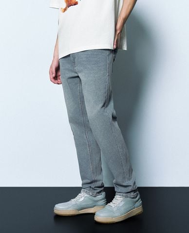  URBAN REVIVO - Quần jeans nam ống đứng wash bạc năng động 