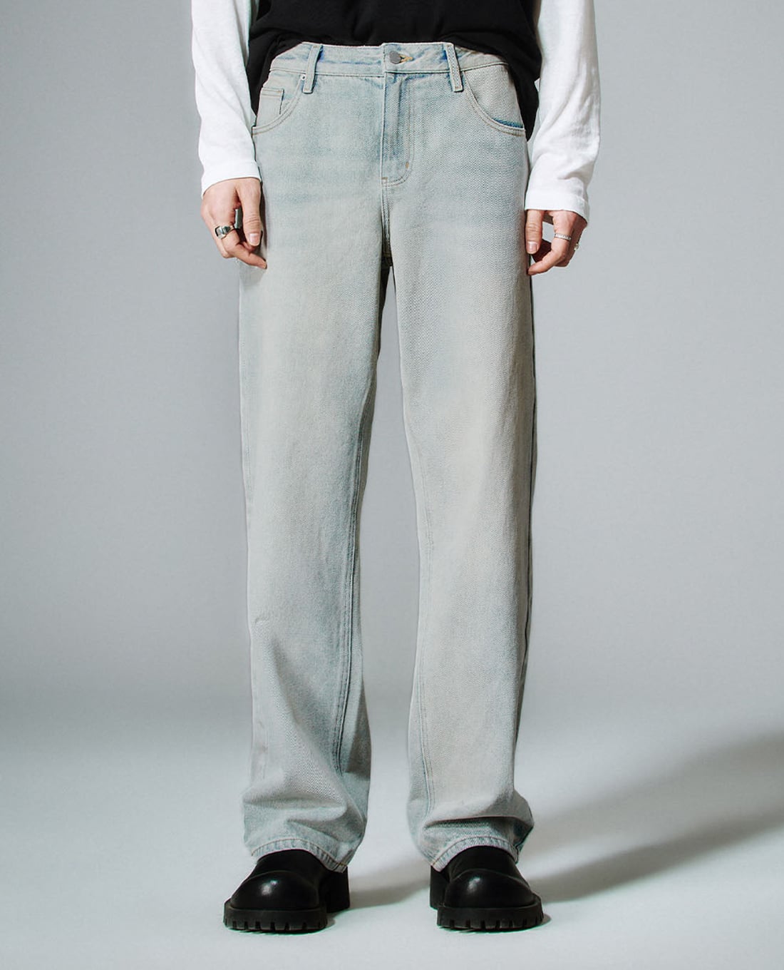 URBAN REVIVO - Quần jeans nam ống rộng thời trang