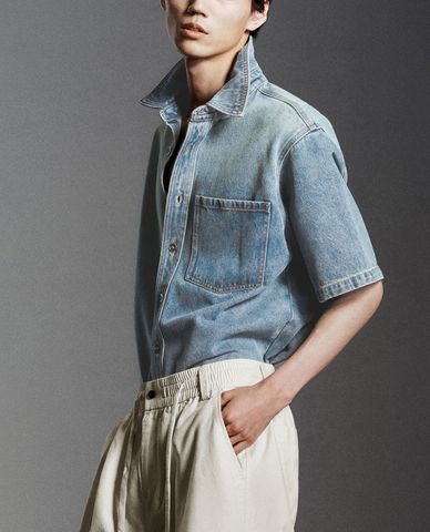  URBAN REVIVO - Áo sơ mi denim nam cổ bẻ tay ngắn trẻ trung 