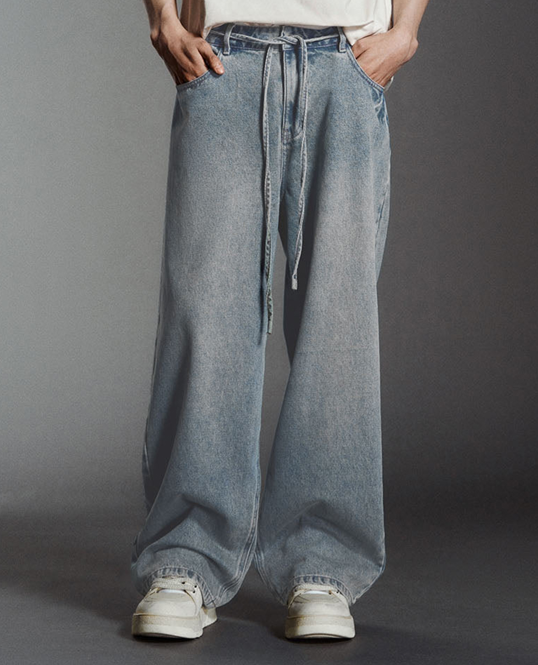 URBAN REVIVO - Quần jeans nam ống rộng phối dây rút