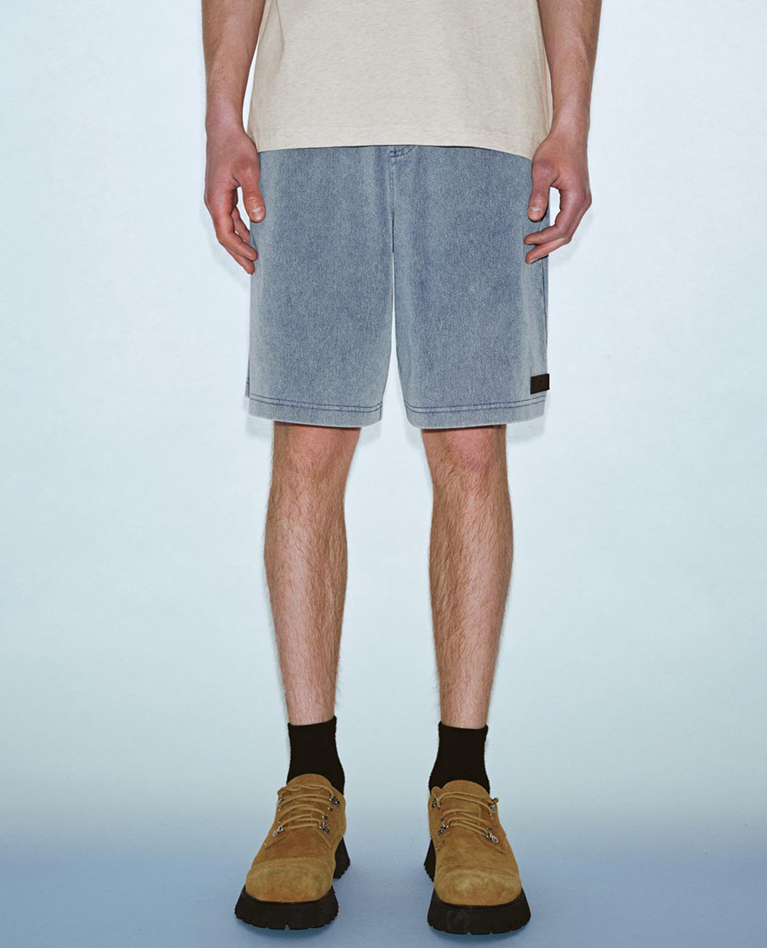 URBAN REVIVO - Quần short jeans nam ngang gối lưng thun