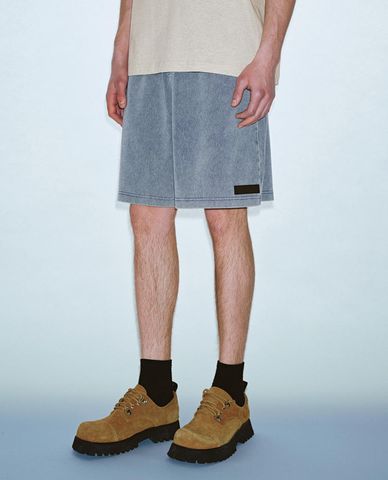  URBAN REVIVO - Quần short jeans nam ngang gối lưng thun 