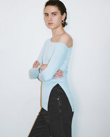  URBAN REVIVO - Áo kiểu nữ trễ vai tay dài 