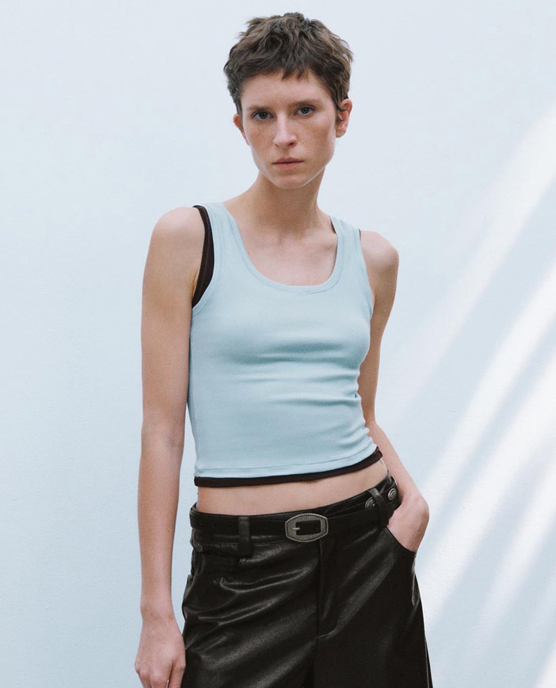 URBAN REVIVO - Áo ba lỗ nữ cổ chữ U năng động