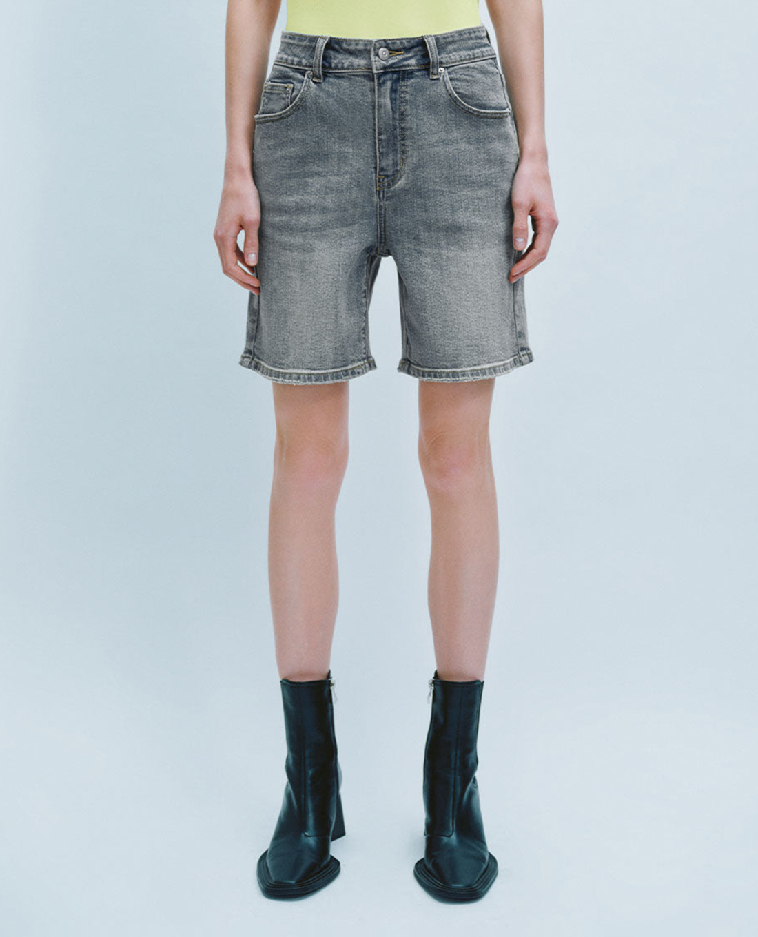 URBAN REVIVO - Quần shorts jean nữ ống đứng hiện đại
