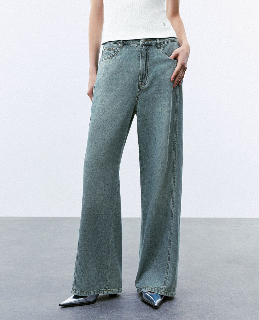 URBAN REVIVO - Quần jeans nữ ống rộng wash bạc cá tính