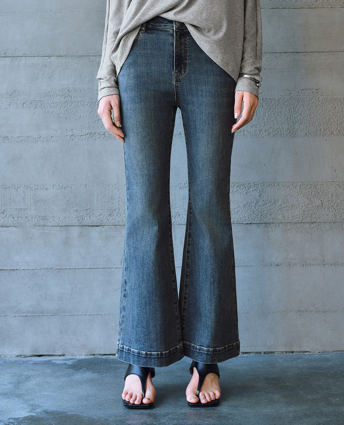 URBAN REVIVO - Quần jeans nữ ống loe phom ôm hiện đại