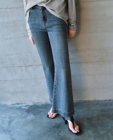  URBAN REVIVO - Quần jeans nữ ống loe phom ôm hiện đại 