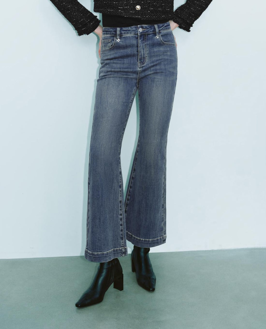 URBAN REVIVO - Quần jeans nữ ống loe thời thượng