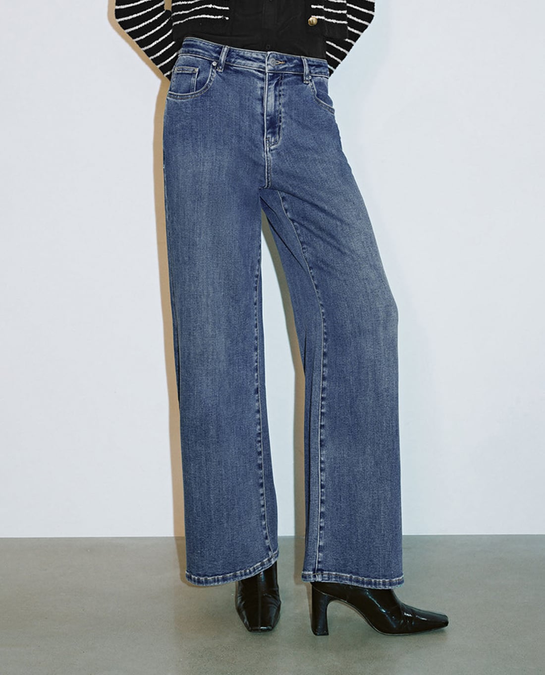 URBAN REVIVO - Quần jeans nữ ống rộng cá tính