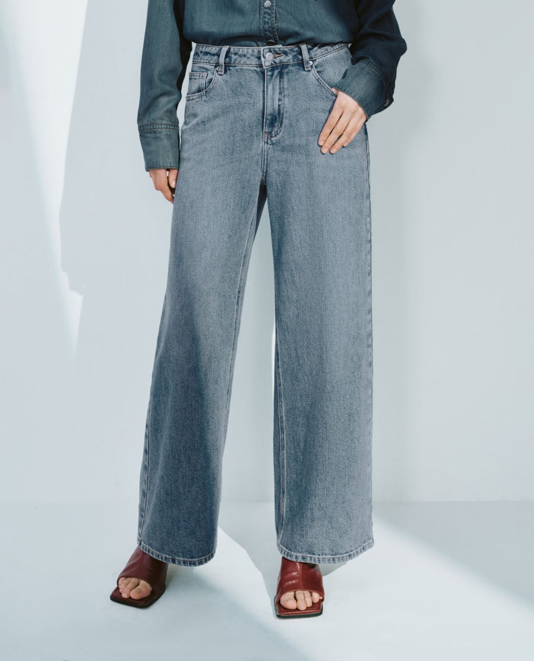 URBAN REVIVO - Quần jeans nữ ống rộng cá tính