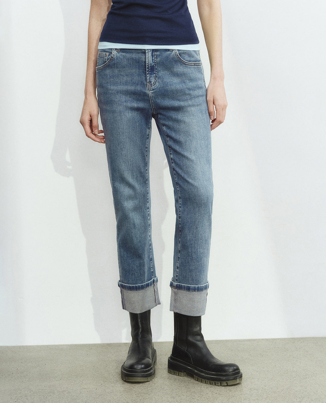 URBAN REVIVO - Quần jeans nữ ống đứng xoắn gấu