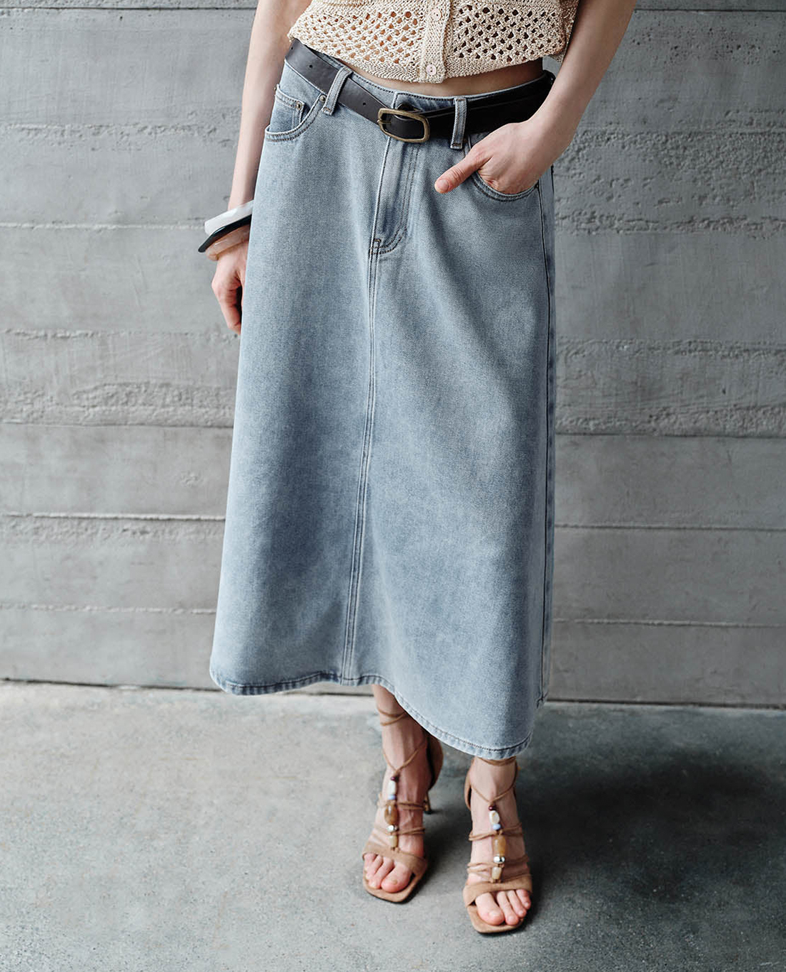URBAN REVIVO - Váy denim midi phối thắt lưng