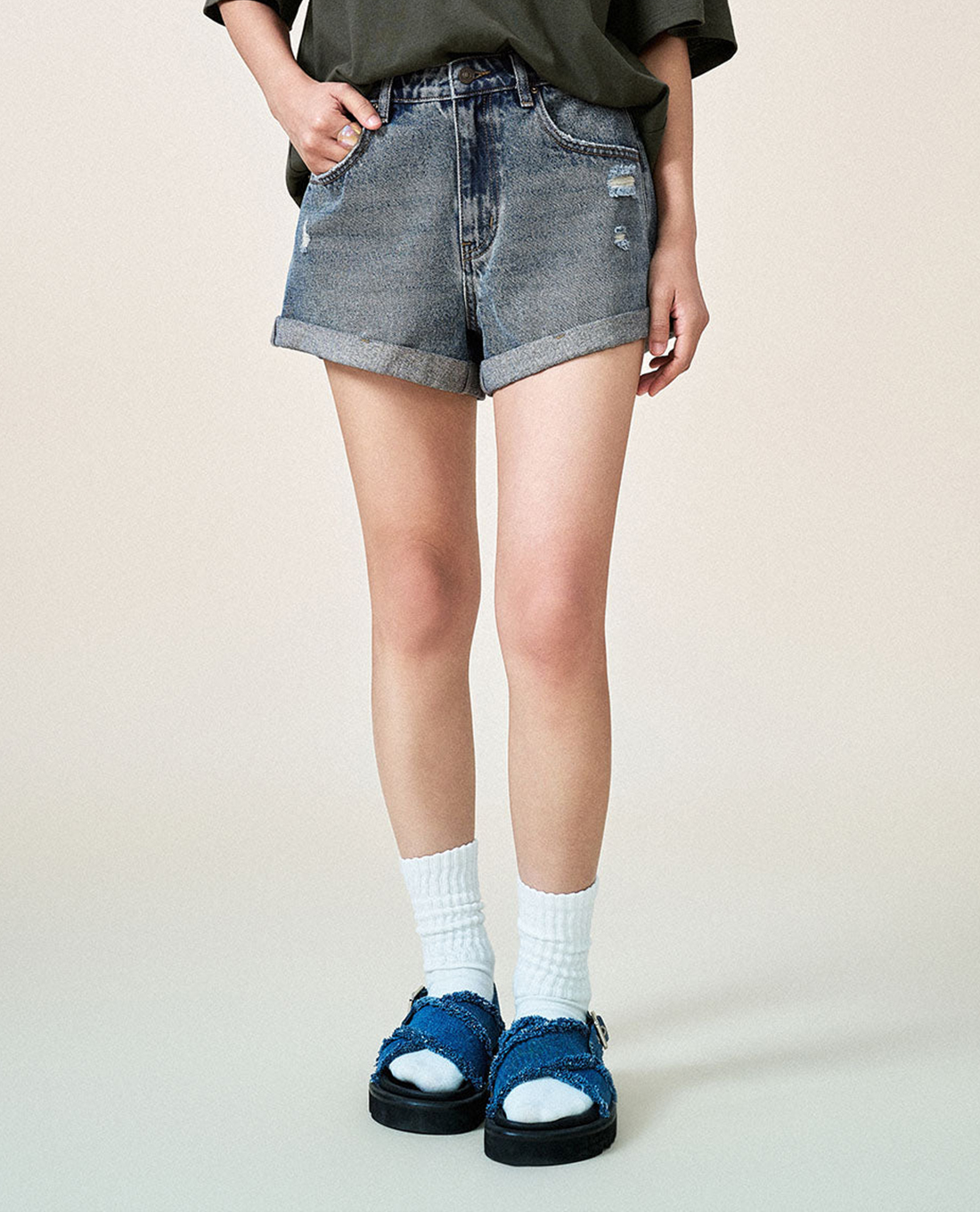 URBAN REVIVO - Quần shorts jean nữ wash bạc cá tính