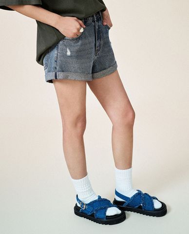  URBAN REVIVO - Quần shorts jean nữ wash bạc cá tính 