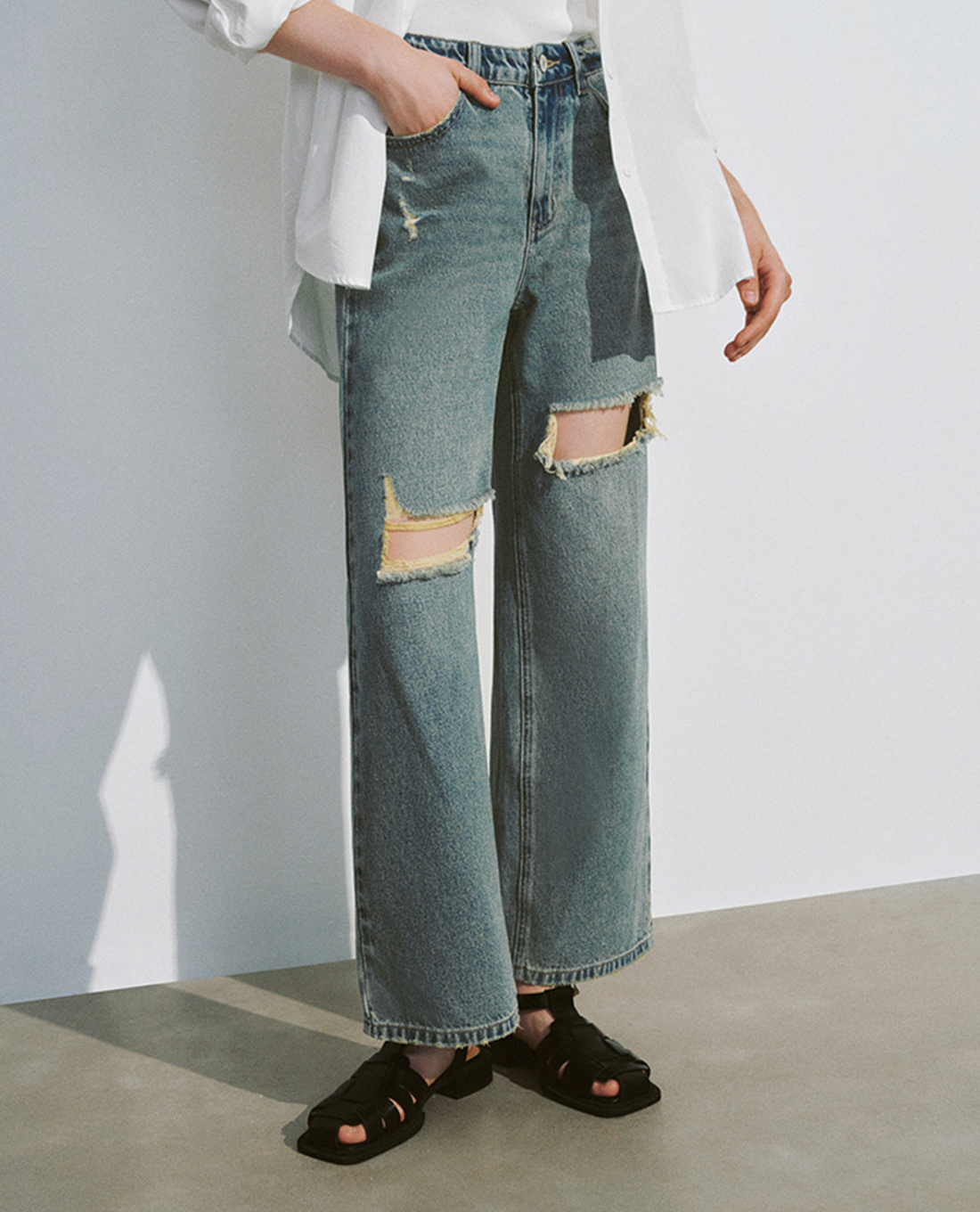 URBAN REVIVO - Quần jeans nữ ống rộng phối rách cá tính