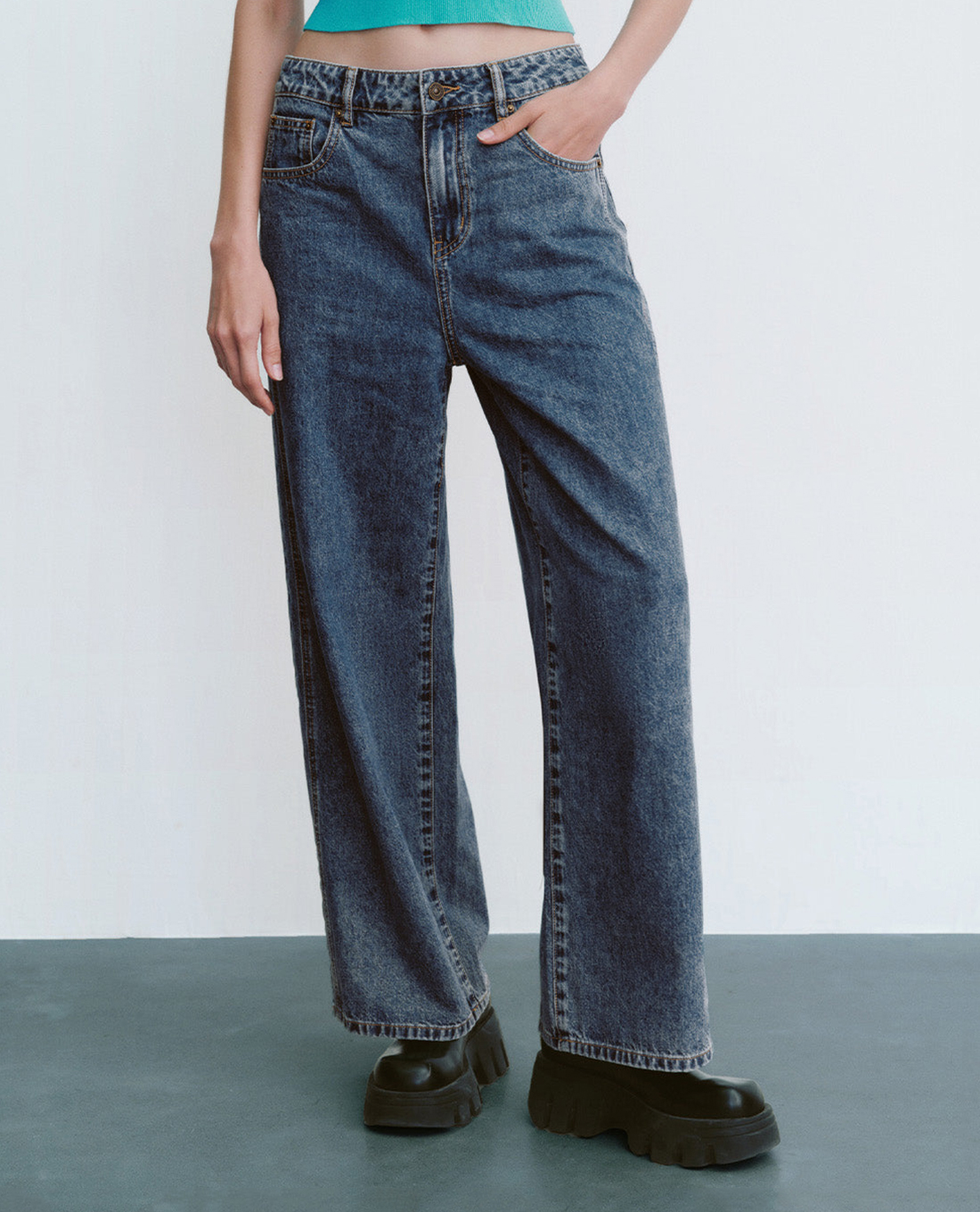 URBAN REVIVO - Quần jeans nữ ống rộng trẻ trung
