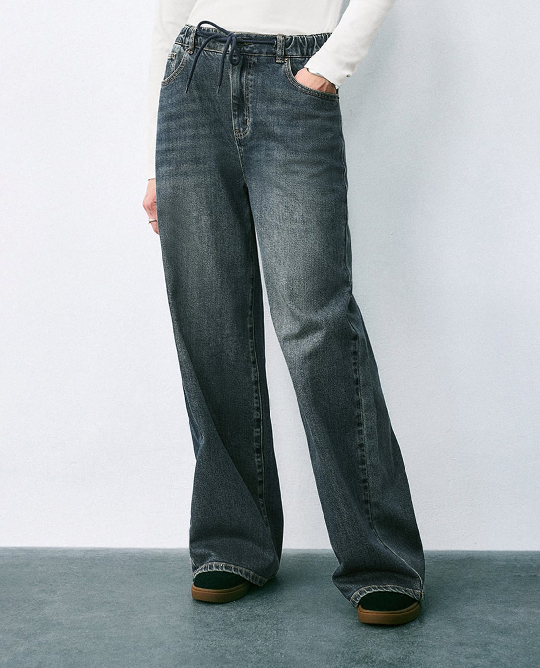 URBAN REVIVO - Quần jeans nữ ống đứng lưng thun