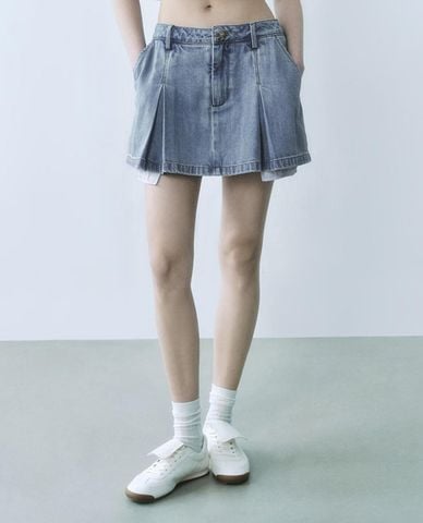  URBAN REVIVO - Chân váy denim mini xếp li 