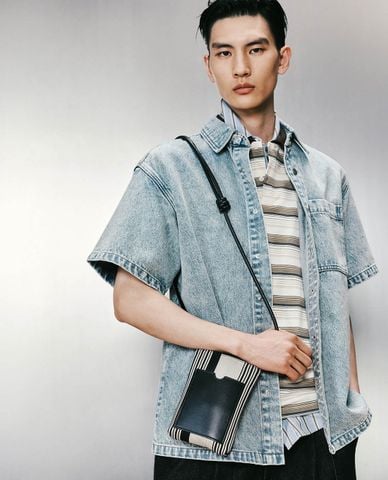  URBAN REVIVO - Áo khoác denim nam cổ bẻ tay ngắn thời thượng 