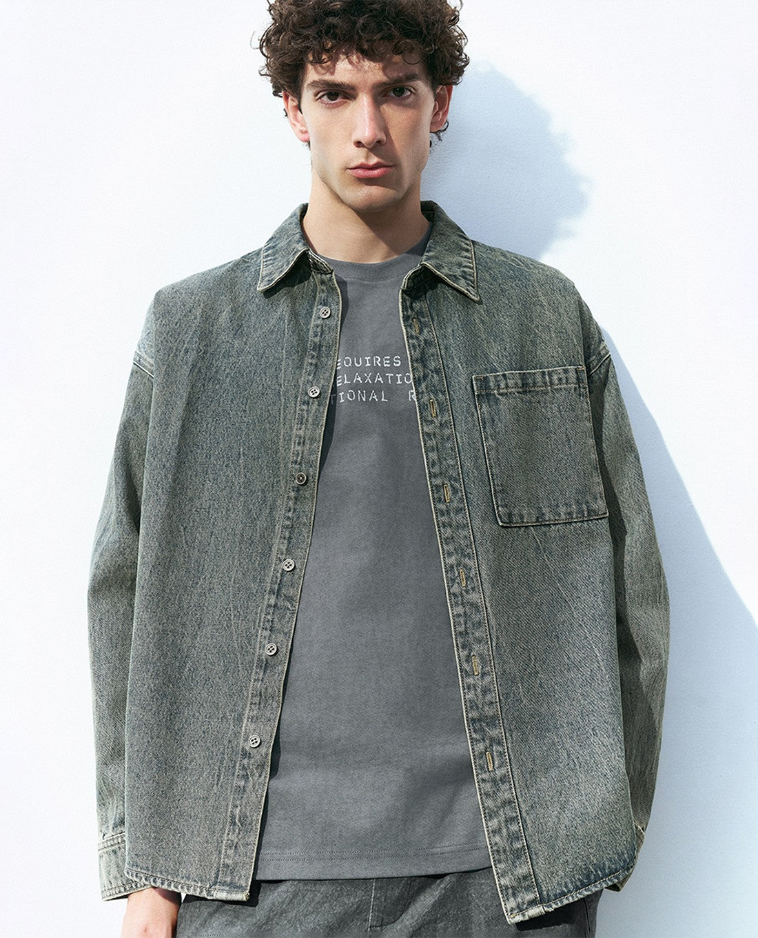 URBAN REVIVO - Áo sơ mi denim nam cổ bẻ tay dài phối túi vuông Loose