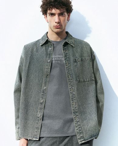  URBAN REVIVO - Áo sơ mi denim nam cổ bẻ tay dài phối túi vuông Loose 