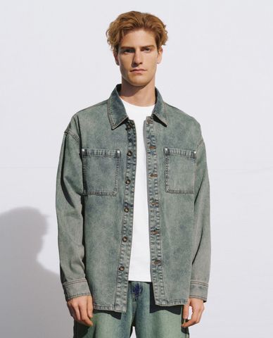  URBAN REVIVO - Áo khoác denim nam cổ bẻ tay dài Button Up Loose 