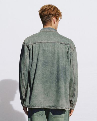  URBAN REVIVO - Áo khoác denim nam cổ bẻ tay dài Button Up Loose 