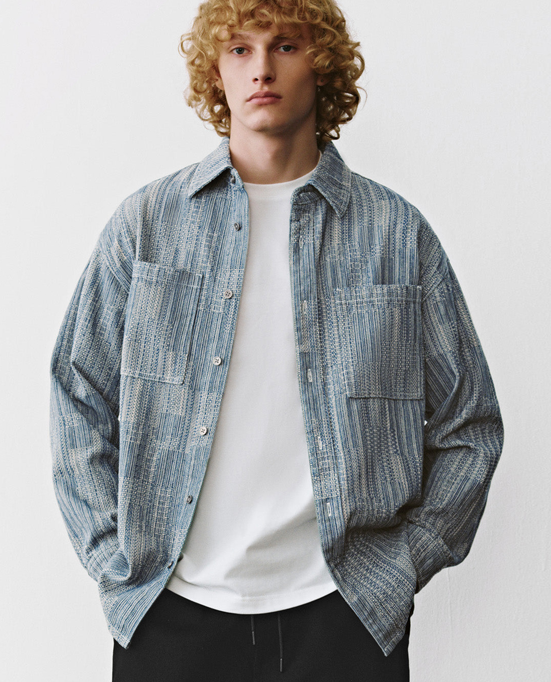URBAN REVIVO - Áo sơ mi denim nam cổ bẻ tay dài Bottom Up Loose