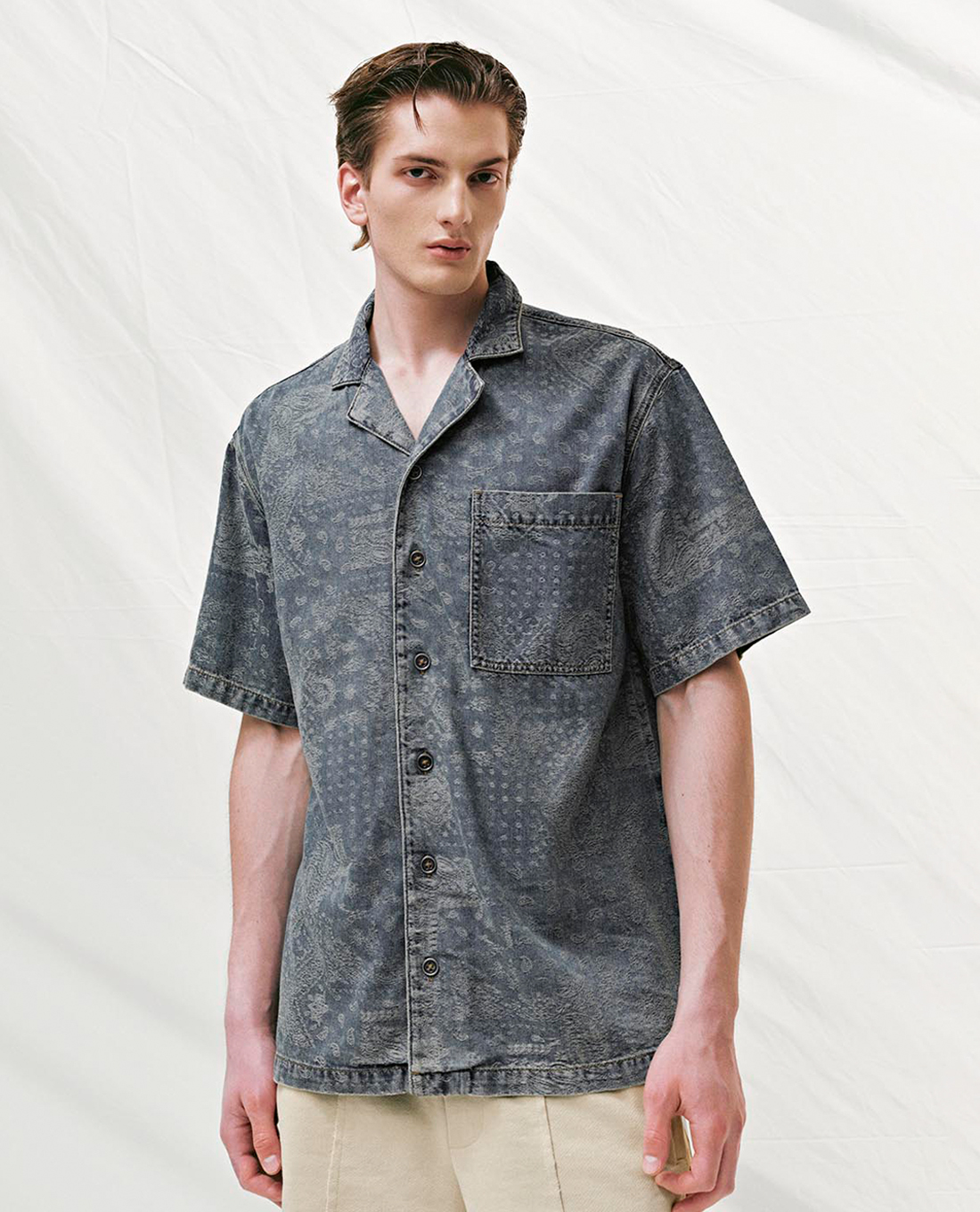 URBAN REVIVO - Áo sơ mi denim nam cổ bẻ tay ngắn