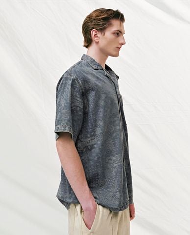  URBAN REVIVO - Áo sơ mi denim nam cổ bẻ tay ngắn 