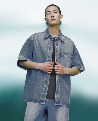  URBAN REVIVO - Áo sơ mi denim nam cổ bẻ tay ngắn Button Up Straight 