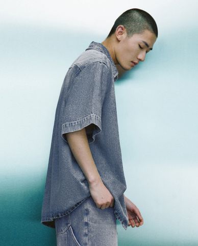  URBAN REVIVO - Áo sơ mi denim nam cổ bẻ tay ngắn Button Up Straight 