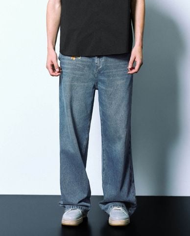  URBAN REVIVO - Quần jeans nam ống rộng phối móc khoá 