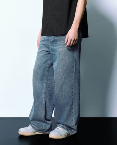  URBAN REVIVO - Quần jeans nam ống rộng phối móc khoá 