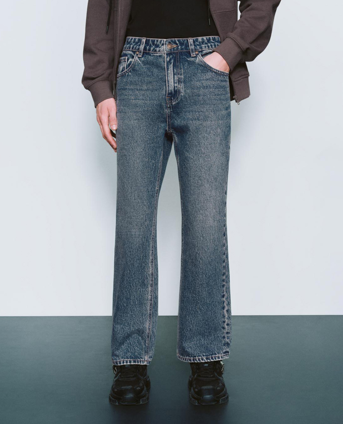 URBAN REVIVO - Quần jeans nam ống đứng hiện đại