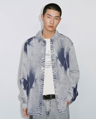  URBAN REVIVO - Áo sơ mi denim nam cổ bẻ tay dài 