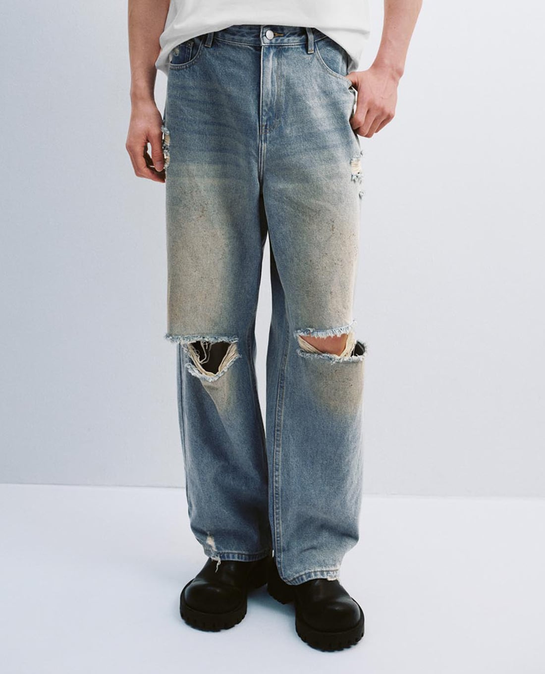 URBAN REVIVO - Quần jeans nam ống đứng rách gối