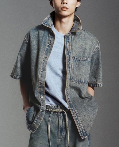  URBAN REVIVO - Áo sơ mi denim nam cổ bẻ tay ngắn 