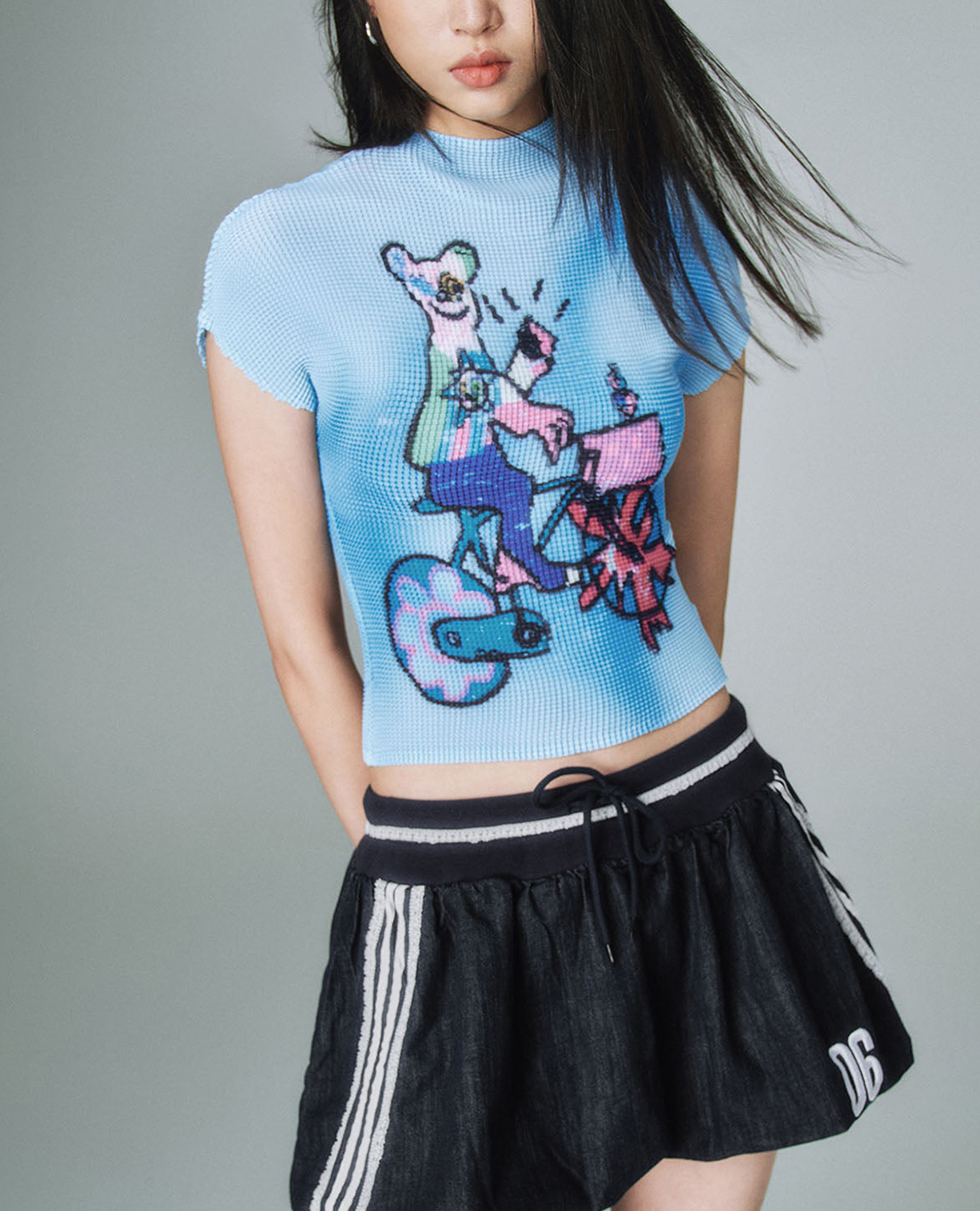 URBAN REVIVO - Áo thun nữ cổ cao tay ngắn in họa tiết