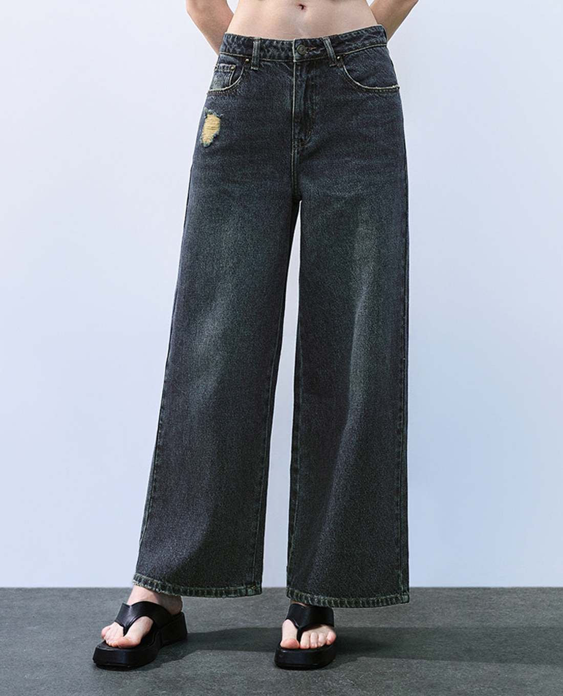 URBAN REVIVO - Quần jeans nữ ống rộng cá tính
